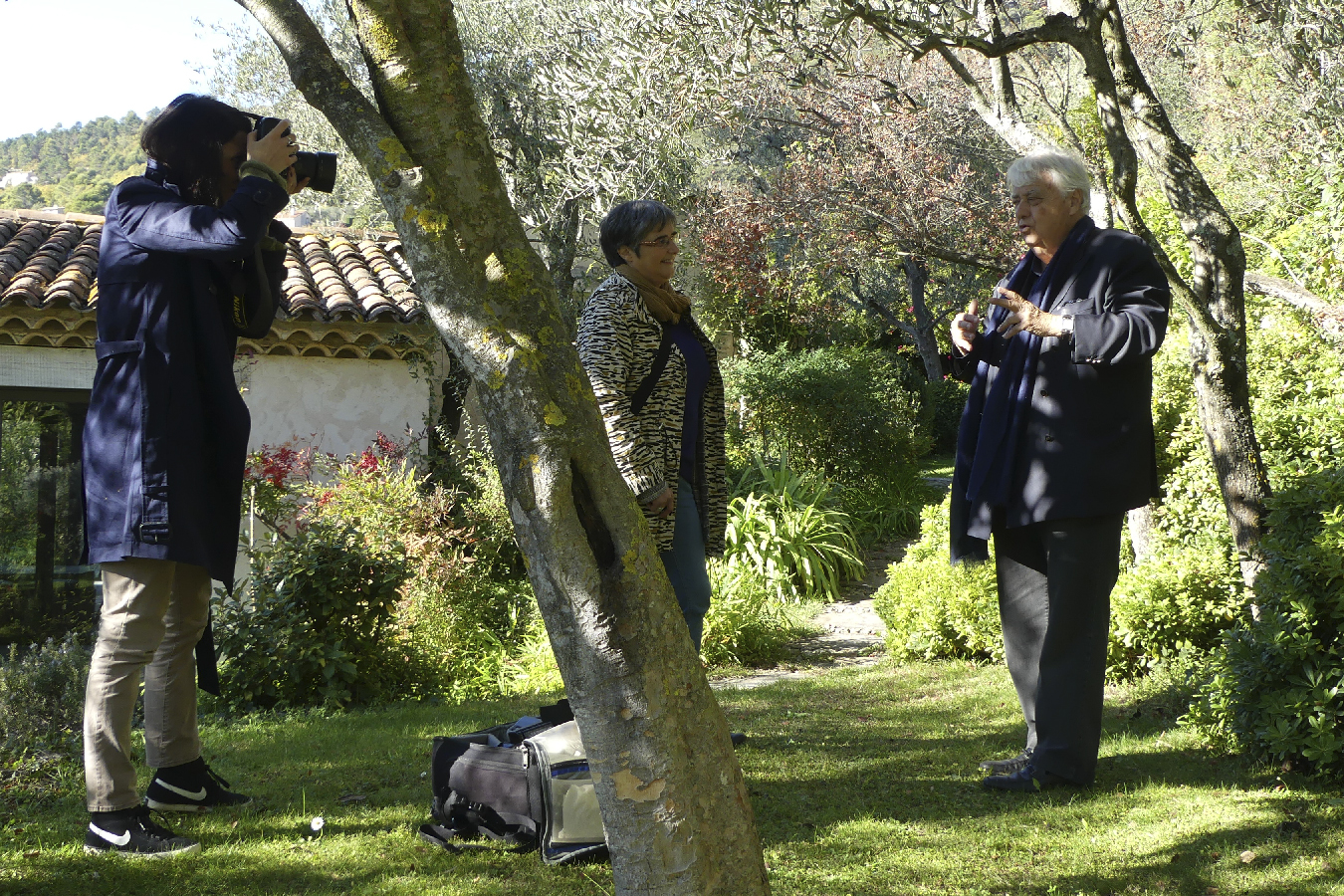 Jean Mus dans son jardin à Cabris répondant aux questions de Sylvie Ligny devant l'objectif d'Anne-Emmanuelle Thion.
