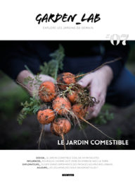 Dernier numéro de la revue Garden_Lab #07, Le jardin Comestible. Image de carottes grelots prisent en photo dans le potager du chef étoilée Alexandre Couillon.