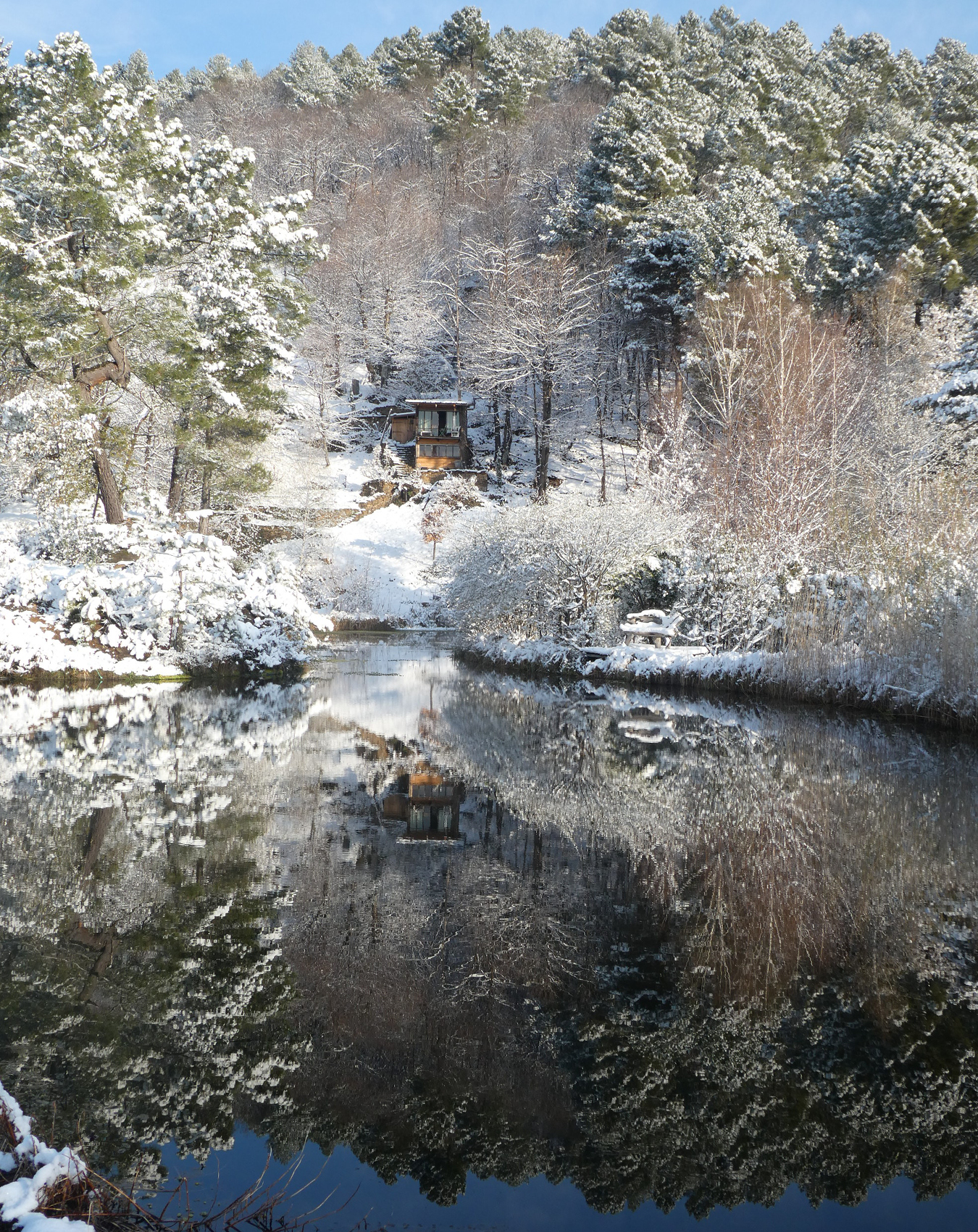 Cabane de Michel Pena, dans les Cévennes, sous la neige.